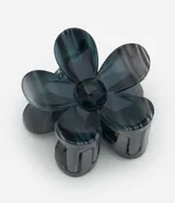 Pinza para el pelo con forma de margarita con efecto mármol en resina color gris oscuro y negro.
