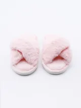 Pantuflas rosadas de piel sintética con tiras cruzadas y suela blanca.