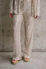 Pantalón palazzo color champagne bordado con lentejuelas.