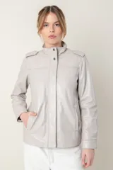 Campera roja de cuero ovino italiano, con charreteras en los hombros, bolsillos laterales, broches ocultos en el frente y broches a la vista en cuello y puños.