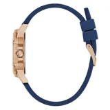 Reloj Guess modelo Mist con caja de acero en tono oro rosa de 35 mm y correa de silicona azul. Presenta una esfera plateada con indicadores y agujas en oro rosa, y un bisel con detalles de tornillos decorativos.