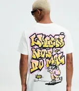 Remera blanca de algodón con cuello redondo y mangas cortas. Presenta un estampado estilo grafiti en la espalda con lettering en amarillo y rosa, y la ilustración de un perro con gorra y aerosol.
