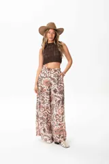 Pantalón palazzo de poliéster con estampado paisley en tonos beige, marrón y naranja.