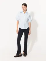 Pantalón negro de punto liso, con cintura elastizada y tajos laterales en el ruedo.