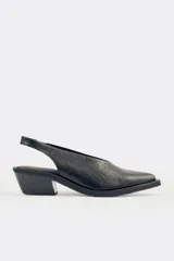 Zapato slingback negro con textura de piel de cocodrilo, punta fina y tacón bloque bajo.