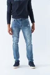 Pantalón jean negro de corte recto, tiro medio, con logo bordado y presillas para cinturón.