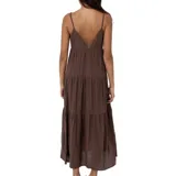 Vestido marrón de tirantes finos, corte midi y diseño escalonado.