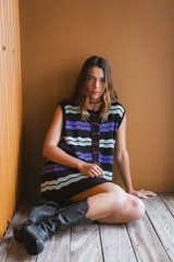 Vestido de tejido fino con calado, de manga corta y botones teñidos a tono. Diseño a rayas horizontales en blanco, rojo y marrón oscuro.