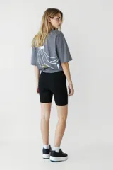 Short deportivo negro de tiro alto.