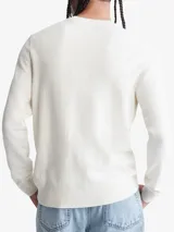 Sweater color crema de cuello redondo y corte clásico. Tiene un pequeño logo de la marca bordado en el pecho.