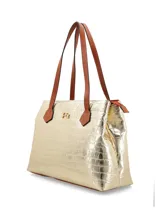 Cartera tipo tote confeccionada en cuero color crema, con asas de mano color marrón. Presenta logo metálico dorado en el frente, cierre central, división interna con cierre, bolsillo interior con cierre y bolsillo exterior con cierre. Forro textil.