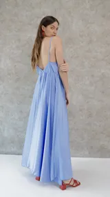 Vestido largo de seda color celeste, con breteles finos y escote en V tanto en la parte delantera como en la espalda.