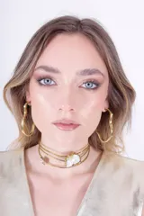 Gargantilla en bronce con perla de río, diseño elegante y moderno.