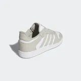Championes de cuero con diseño atemporal, parte superior en beige y blanco, con suela de caucho resistente.