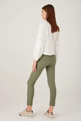 Pantalón chupín color verde oliva.