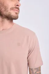 Remera manga corta color taupe con bordado abstracto en el pecho.