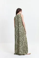 Vestido largo con estampado abstracto en tonos marrón, negro y blanco, escote en V y corte suelto.