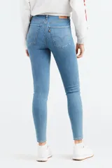 Pantalones de jean de tiro alto, corte super skinny y color celeste claro.