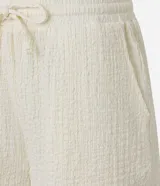 Bermuda color crema de poliéster y elastano, con cintura elástica con lazo y textura chambray.