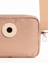 Bandolera verde militar de tela impermeable, con correa ancha regulable y aplique circular en el frente.