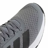 Championes Adidas grises con detalles en negro y verde.