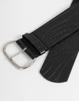 Cinturón negro de cuerina con textura efecto piel de cocodrilo y hebilla metálica plateada.