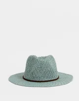 Sombrero de paja celeste con ala ancha y cinta trenzada marrón.