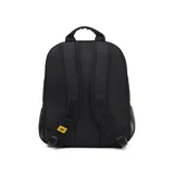 Mochila negra con estampado geométrico, logo de Caterpillar en el frente, anillo en D, tiradores de cremallera negro mate, tirantes ajustables de malla elástica, bolsillo portaobjetos y ranuras para bolígrafos en el compartimento principal, compartimento trasero principal con bolsillo acolchado para un portátil.