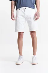 Bermuda de jean negra con dobladillo y corte a la rodilla.