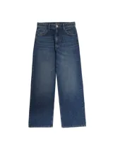 Jean de tiro alto color azul denim, corte loose con pernera ancha. Diseño clásico de cinco bolsillos con cierre de cremallera y botón metálico.