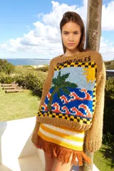 Sweater de lana tejido a mano color beige, con diseño bordado de una palmera, el mar y el sol.