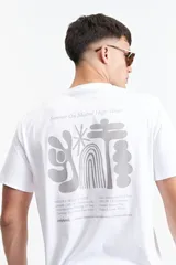 Remera blanca de manga corta con estampado gráfico en la espalda.