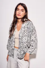 Kimono de algodón con estampado abstracto en tonos beige, azul y gris.