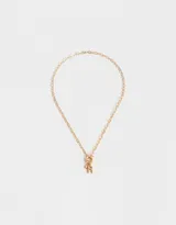 Collar corto dorado con cadena de eslabones, cierre de mosquetón, dije de corazón y dije de letra B.