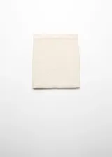 Minifalda color crema de punto con textura, tiro medio, diseño recto y cintura elástica.