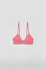 Top de bikini triangular color rosa con textura acanalada y tirantes finos.