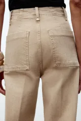 Pantalón de jean azul oscuro, de tiro alto y corte wide leg.