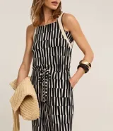 Mono largo de viscosa con estampado geométrico en blanco y negro. Tiene escote cuadrado, breteles medianos, lazo en la cintura y bolsillos laterales.