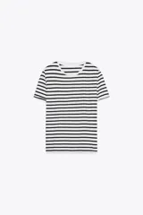 Camiseta de manga corta con cuello redondo y estampado de rayas horizontales blancas y negras. Corte recto y holgado.