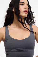 Top deportivo blanco de lycra, con espalda baja y copas removibles.