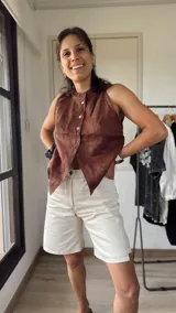 Bermuda color crudo de corte recto con bolsillos laterales.