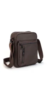 Bandolera negra de tela impermeable con correa ajustable, doble bolsillo frontal con cierre y dos bolsillos internos.