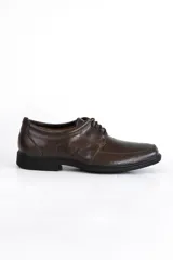 Zapato acordonado de cuero marrón oscuro, con suela de goma negra y puntera cuadrada.