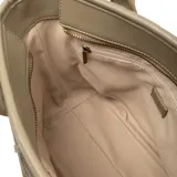Cartera tipo tote color verde con diseño tejido formando rombos y logo XL Extra Large al frente en símil cuero. Tiene acceso con cierre, correa regulable, un bolsillo interno con cierre y otro abierto. El interior es de tela de algodón y poliéster.