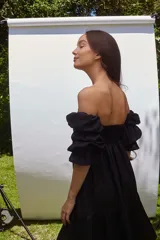 Vestido corto blanco de lino, con escote recto, mangas abullonadas 3/4 con elástico y falda con volado.