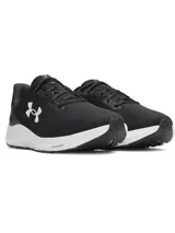 Championes de running Under Armour Charged Pursuit 4, color negro con logo blanco y suela blanca con tecnología Charged Cushioning.