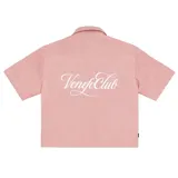 Camisa de hombre de manga corta, color rosa claro con finas rayas verticales blancas. Presenta cuello camisero y un corte holgado (boxy fit). En la espalda lleva bordado el texto "Venefo Club" en hilo blanco con tipografía cursiva.