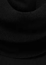 Top negro de tejido de punto fino, cuello alto y diseño entallado sin mangas.