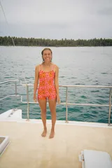 Enterito corto de lycra estampada con flores en tonos naranja y rosa, con escote en V y espalda descubierta.