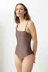 Traje de baño enterizo color chocolate, con escote asimétrico y bretel ancho.